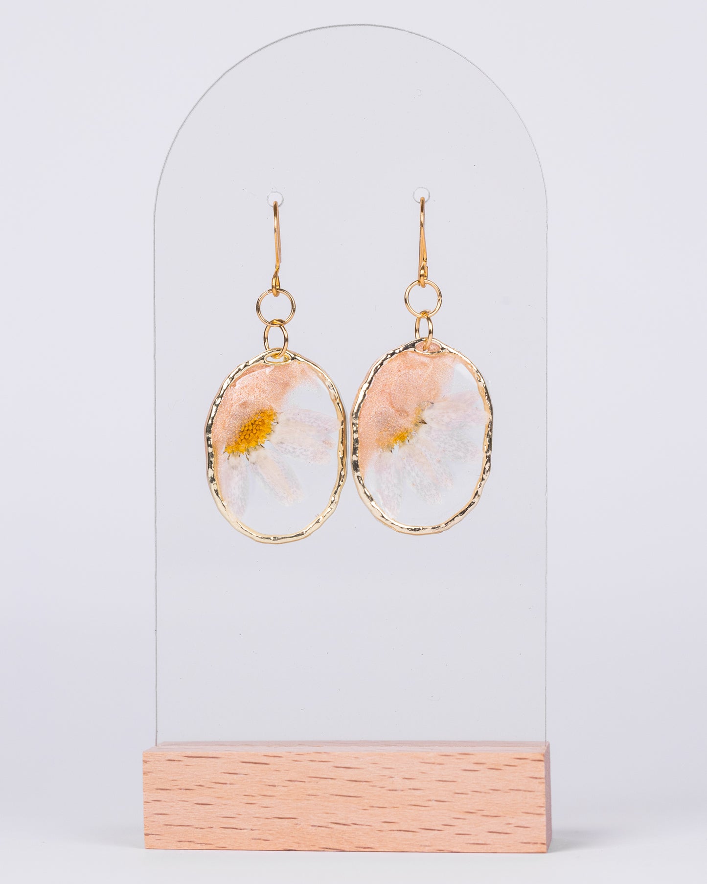 Personalised gold-plated beige earrings with a white daisy flower - Earrings - VJ Designs