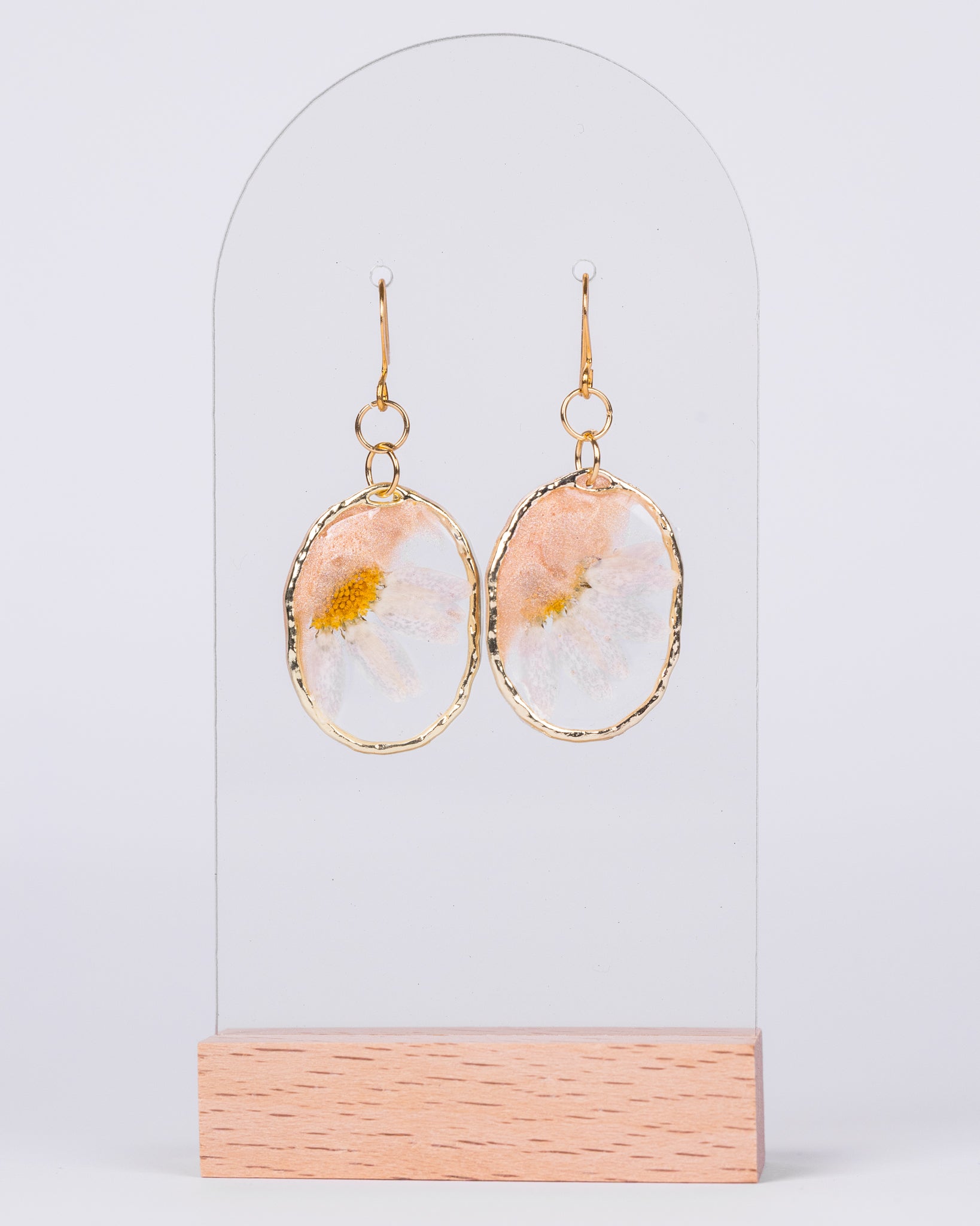 Personalised gold-plated beige earrings with a white daisy flower - Earrings - VJ Designs