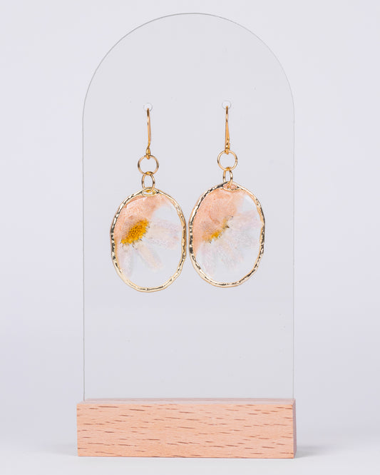 Personalised gold-plated beige earrings with a white daisy flower - Earrings - VJ Designs