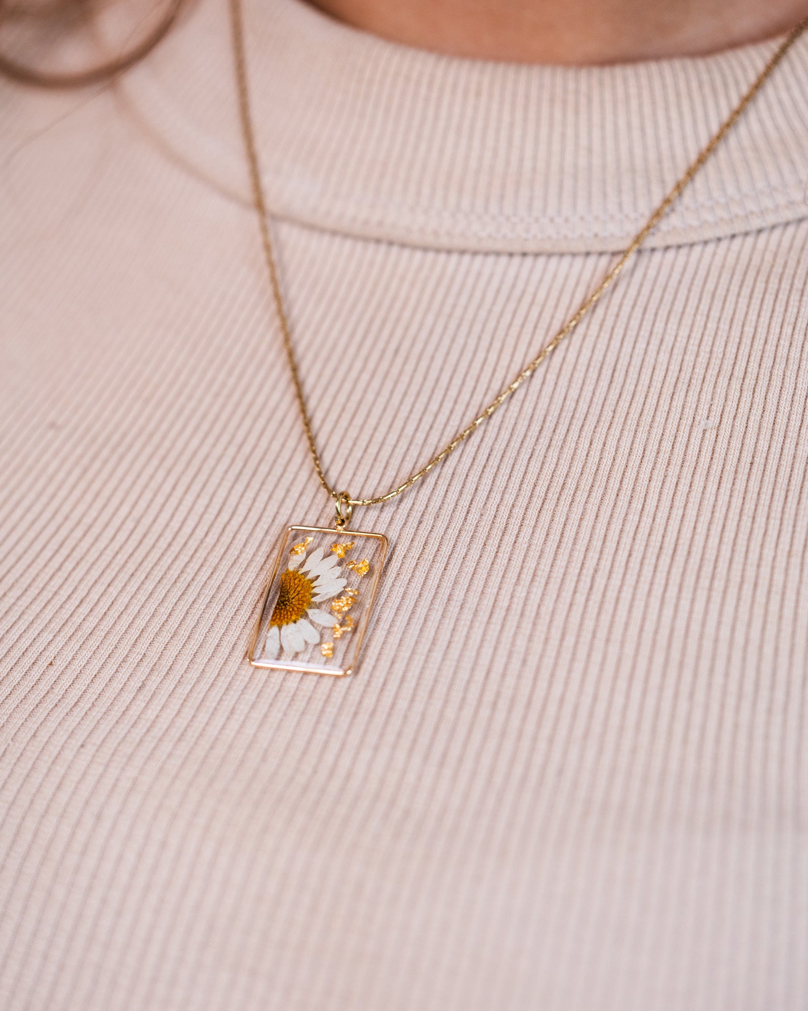 Personalised gold-plated square necklace with a white daisy flower - Necklace - VJ Designs