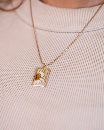 Personalised gold-plated square necklace with a white daisy flower - Necklace - VJ Designs