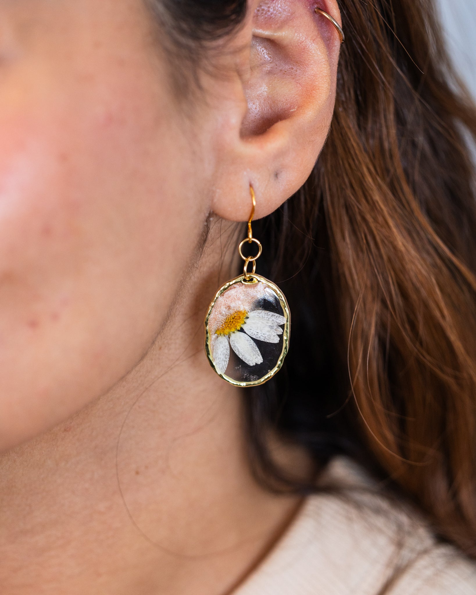 Personalised gold-plated beige earrings with a white daisy flower - Earrings - VJ Designs